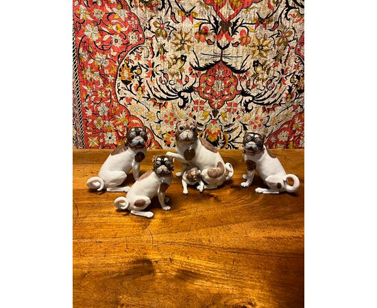 Coppia di cani in porcellana Dresda, ricchi di particolari con collare rosa e capenellini dorati.   Cane singolo con cucciolo.  Vendibili separatamente.