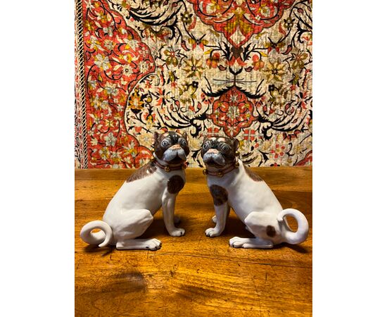 Coppia di cani in porcellana Dresda, ricchi di particolari con collare rosa e capenellini dorati.   Cane singolo con cucciolo.  Vendibili separatamente.