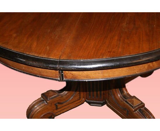 Tavolo ovale allungabile francese del Luigi Filippo del 1800 in legno di noce con bordo ebanizzato