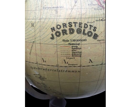 Globo terrestre con bussola inclusa nella base lignea, siglato: Norstedts jordglob.Svezia.