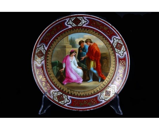 Grande piatto in porcellana Manifattura Vienna del 1800 decorato con una scena di ispirazione neoclassica 