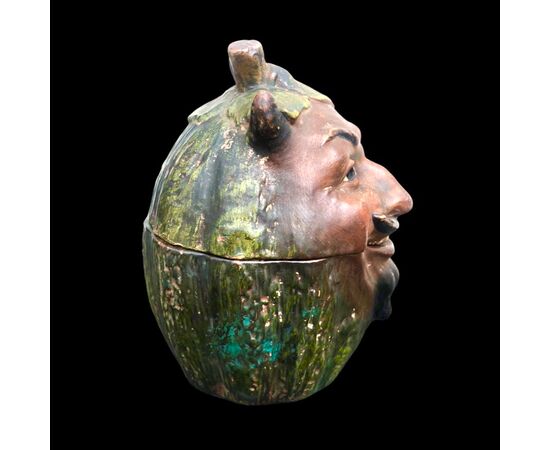 Scatola tabacchiera in terracotta raffigurante zucca a forma di testa di Mefistofele sorridente.Francia