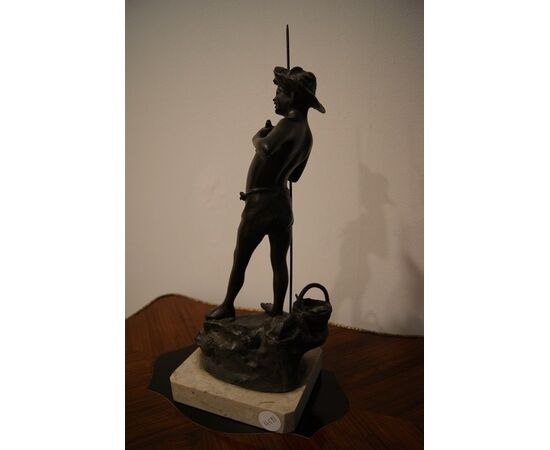 Antica statuetta francese del 1800 in metallo raffigurante pescatore
