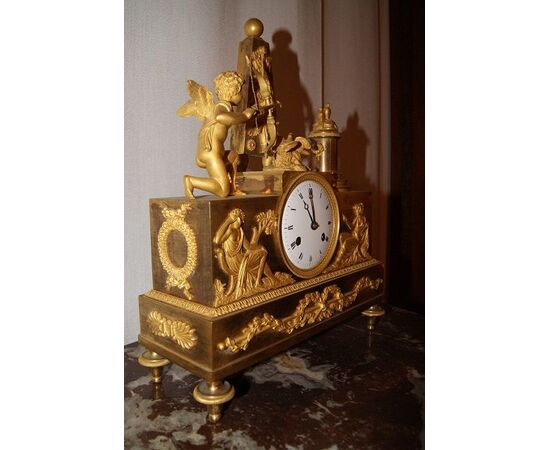 Antico orologio da tavolo francese del 1800 stile Impero con cupido e muse in bronzo dorato al mercurio