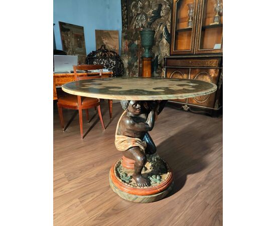 Tavolo in legno laccato sorretto da un moro veneziano dipinto