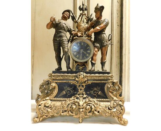 al239 - trittico in bronzo formato da orologio e candelabri