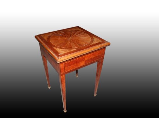 Tavolino da gioco del 1800 Stile Luigi XVI in legno di mogano con intarsi