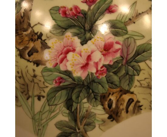 Vaso cinese in ceramica dipinta con decori floreali