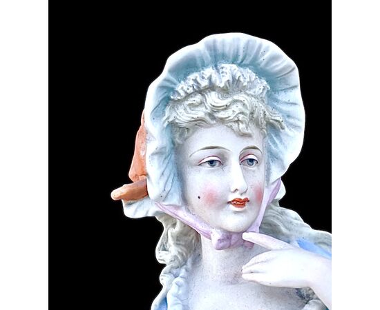 Scultura applique in porcellana bisquit raffigurante dama con cappello e cesto.Germania.