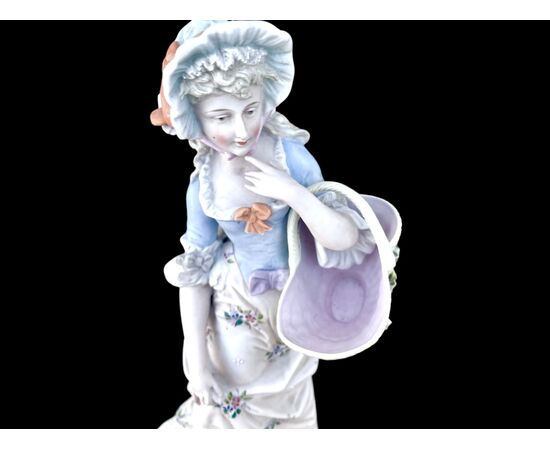 Scultura applique in porcellana bisquit raffigurante dama con cappello e cesto.Germania.