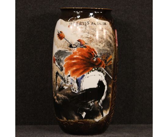 Vaso cinese in ceramica dipinta con guerriero a cavallo