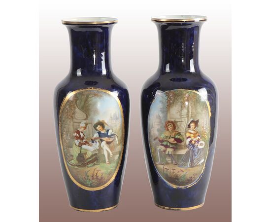 Coppia di vasi in porcellana di sevres del 1800 dipinti a mano con scena galante