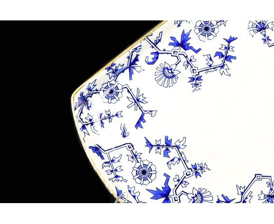 Grande piatto in porcellana inglese del 1800 di forma triangolare.