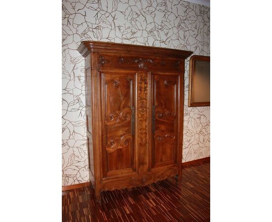 Grazioso armadio provenzale francese del 1700 in legno di noce con ricchi motivi di intaglio