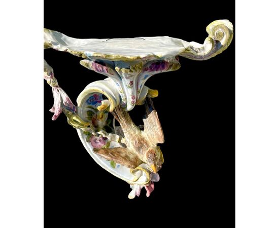 Mensola-applique in terraglia policroma con motivi rocaille e uccellino  e  decoro floreale.Manifattura di Demetrio Primon.Bassano.