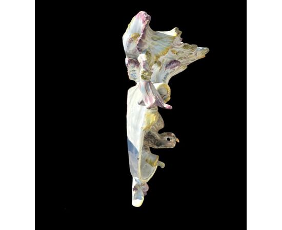 Mensola-applique in terraglia policroma con motivi rocaille e uccellino  e  decoro floreale.Manifattura di Demetrio Primon.Bassano.