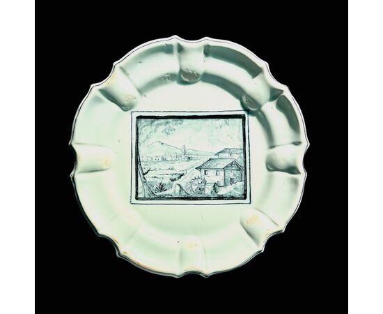 Coppia di piatti in maiolica con tesa centinata e scena al c’è tro con paesaggio.Manifattura di Demetrio Primon.Bassano.