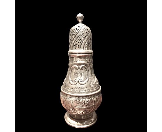 Spargizucchero in argento con motivi  animali,rocaille e medaglione con iniziali incise.Titolo 925.Punzone Sterling.Sigla :Howard & Co,1893. New York