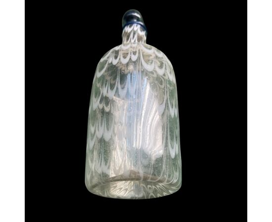 Bottiglia in vetro soffiato con decoro pettinato lattimo ( o a piume) e blu Murano.