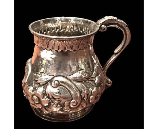Bicchiere in argento sblazato con motivi floreali e rocaille.Londra 1860