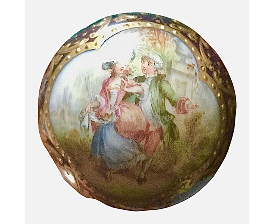 Bastone da sera con pomolo in porcellana di Sevres con dipinta scena galante e decorato con motivi rocaille.Canna in palissandro.