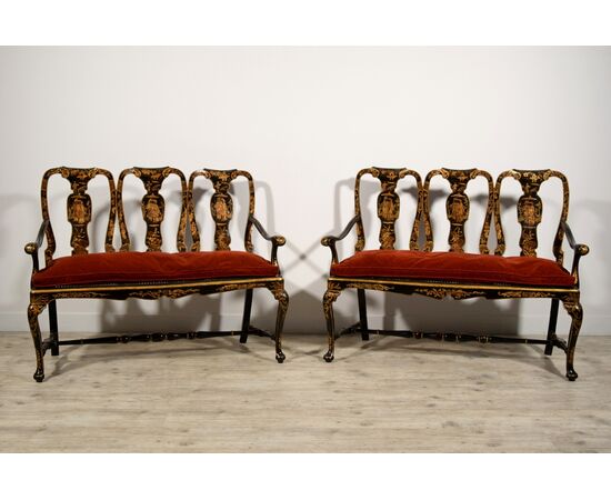 Coppia di divanetti in legno di noce intagliato e laccato a cineseria, schienale a pattona, Venezia, inizio XVIII secolo 