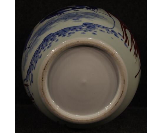 Vaso cinese in ceramica dipinta con decori floreali e animali 