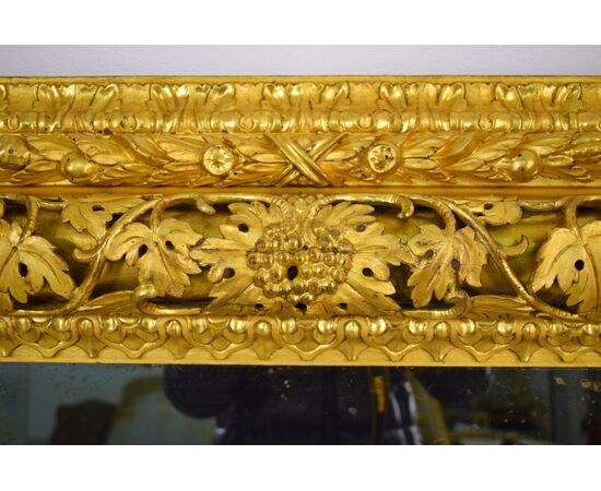 Specchiera Veneta in legno finemente intagliato e dorato, Inizio XIX secolo.