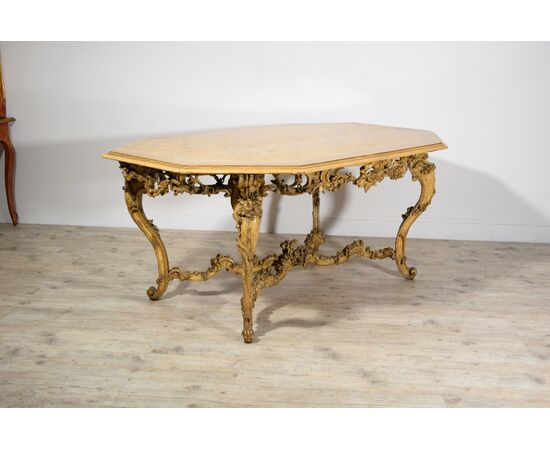 Tavolo da centro in legno scolpito, laccato e dorato, Torino, struttura del XVIII secolo 