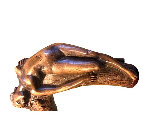 Bastone a soggetto erotico con impugnatura in bronzo raffigurante donna nuda distesa.Parte terminale del pomolo in ferro pieno da ‘difesa’.Canna in ebano