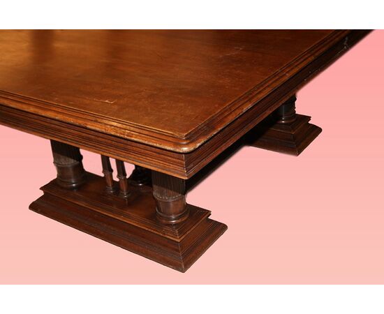 Grande tavolo rettangolare in legno di noce con basamento riccamente rifinito del 1800