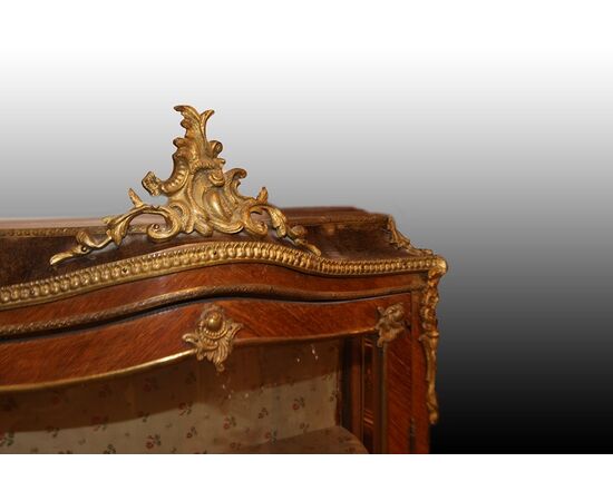 Vetrina francese 1800 stile Luigi XV Vernis Martin con ricchi intarsi e bronzi