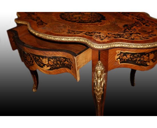 Magnifico tavolo da salotto ovale smerlato riccamente intarsiato stile Luigi XV del 1800