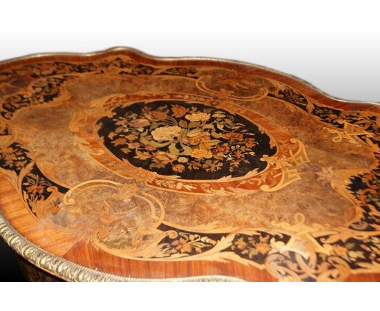 Magnifico tavolo da salotto ovale smerlato riccamente intarsiato stile Luigi XV del 1800