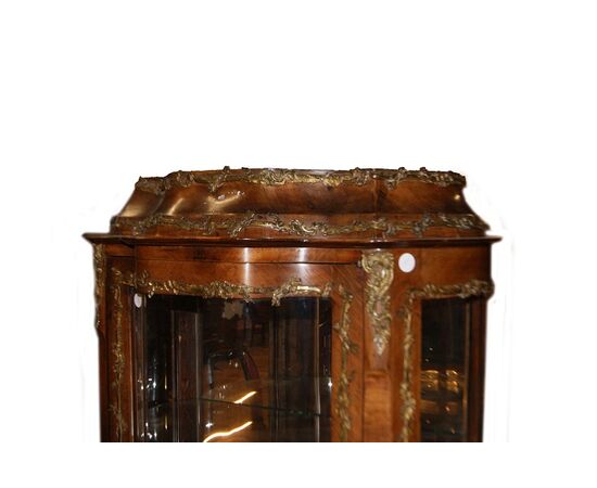 Vetrina francese stile Luigi XV del 1800 con intarsi e bronzi in legno di noce