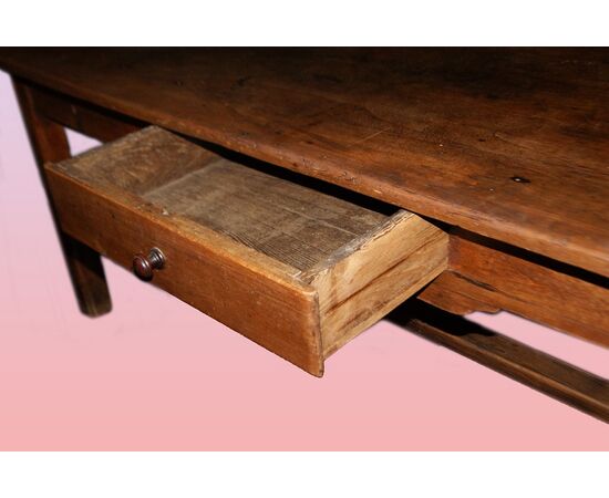 Grande tavolo rustico di inizio 1800 in legno di noce con cassetto