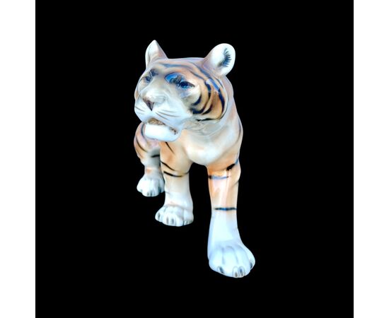Scultura raffigurante una tigre in porcellana.Manifattura Royal Dux.