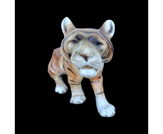 Scultura raffigurante una tigre in porcellana.Manifattura Royal Dux.