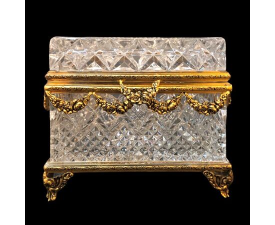 scatola in cristallo con modanature in bronzo a forma di festoni fioriti