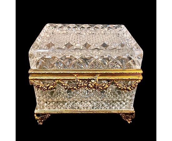 scatola in cristallo con modanature in bronzo a forma di festoni fioriti
