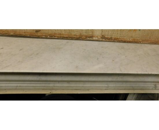CHM805 - Camino in marmo bianco, epoca '800, cm L 136 x H 115 x P 38
