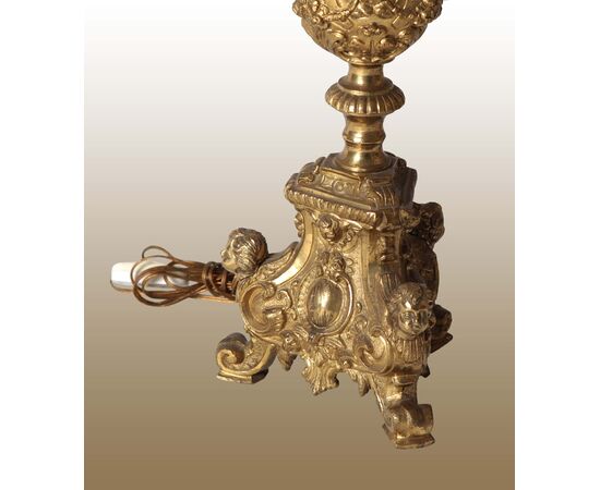Coppia di lampade candelieri elettrificate francesi del 1800 in bronzo con paralumi in tessuto