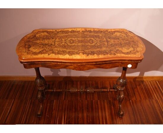 Antico tavolo da gioco Irlandese del 1800 in radica di Noce