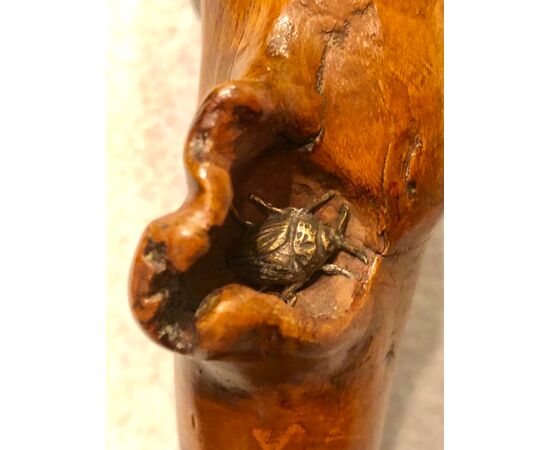 Bastone con pomolo in radica con inserto di testa di uccello in porcellana e insetti in metallo.