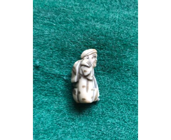 Netsuke &#39;in ivory with character with hat. Japan.     