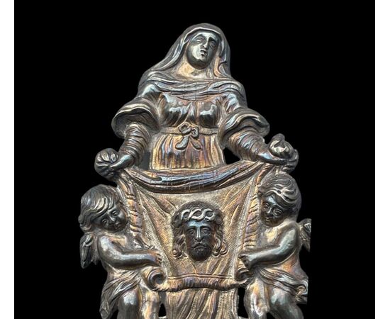 Acquasantiera in argento sbalzato raffigurante Santa Veronica che mostra il panno con il volto di Cristo.Punzonata.