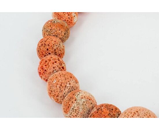 Important coral madrepora necklace with gold clasp     