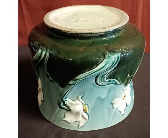 Vaso in ceramica con rilievo floreale anni 20/30