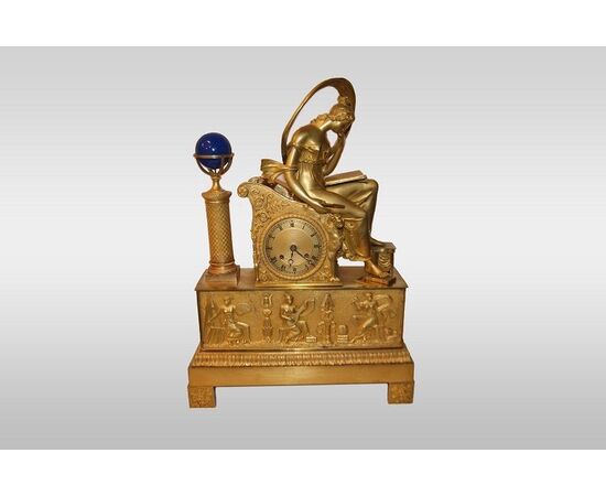 Orologio Impero parigina del 1800 in bronzo dorato al mercurio raffigurante Una Dama (pensatore)