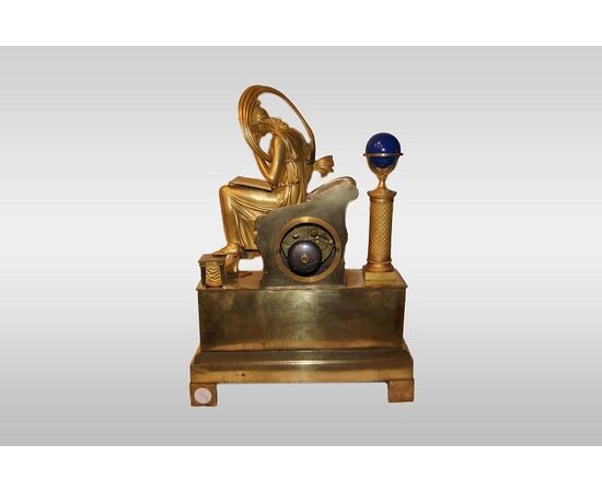 Orologio Impero parigina del 1800 in bronzo dorato al mercurio raffigurante Una Dama (pensatore)